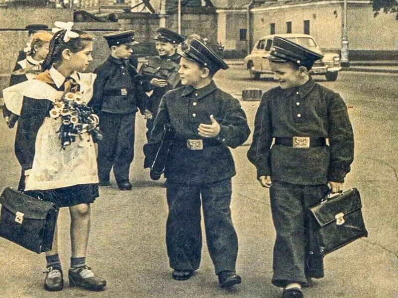 Обеспечение учащегося школьной формой.